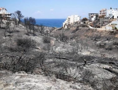 Μαρτυρία από επιζήσασα των πυρκαγιών στο Μάτι: «Κάηκε το εσωτερικό του λαιμού της και οι βλεννογόνοι αδένες»